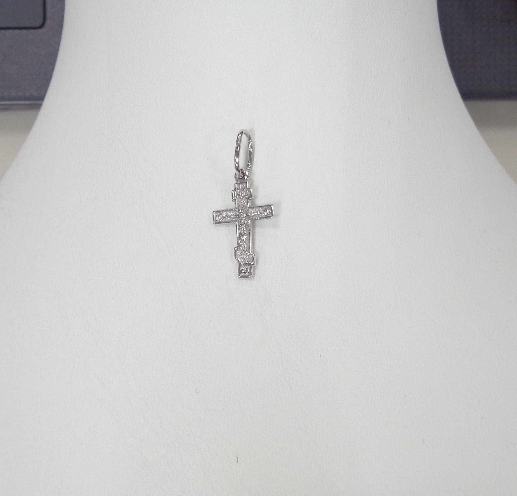 Подвеска-крест из белого золота